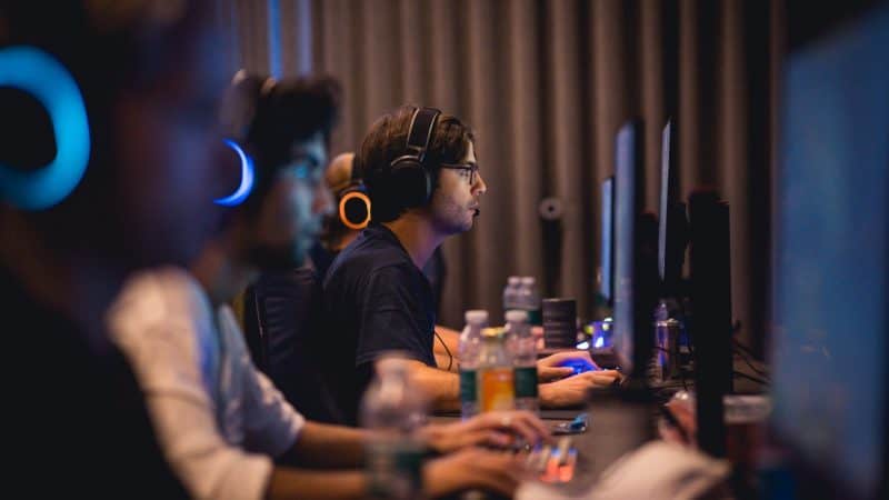 Det team af OG skal bag på pc'en til at spille Dota 2