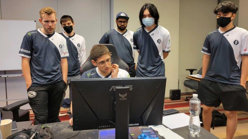 Rubutun don Mugayen Halittu suna kallon mai duba yayin da aka yanke shawarar daftarin kafin wasan raye -raye a Dota 2 WePlay AniMajor