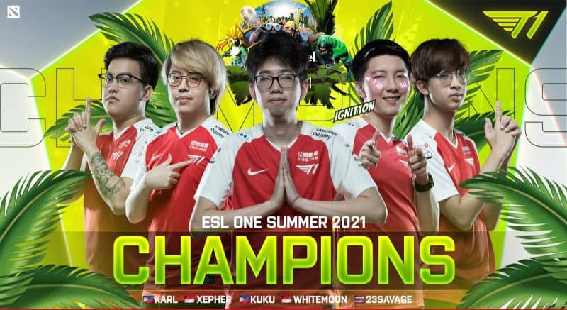Alamar don T1 tana tsaye a gaban wani haske mai haske mai launin rawaya wanda aka kawata da itacen dabino da shuke-shuke masu zafi. Kalmomin "ESL One Summer 2021 Champions" sun bayyana a ƙasan su da haruffa masu kalar rawaya da fari