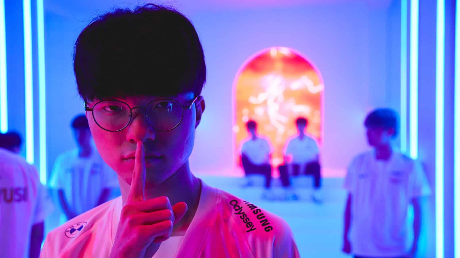 Faker poserer ved Worlds 2021 fotoshoot