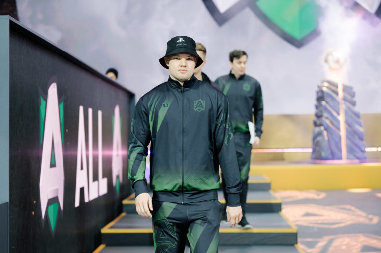 Alliance's Dota 2 -team deler måder med Limmp og fng
