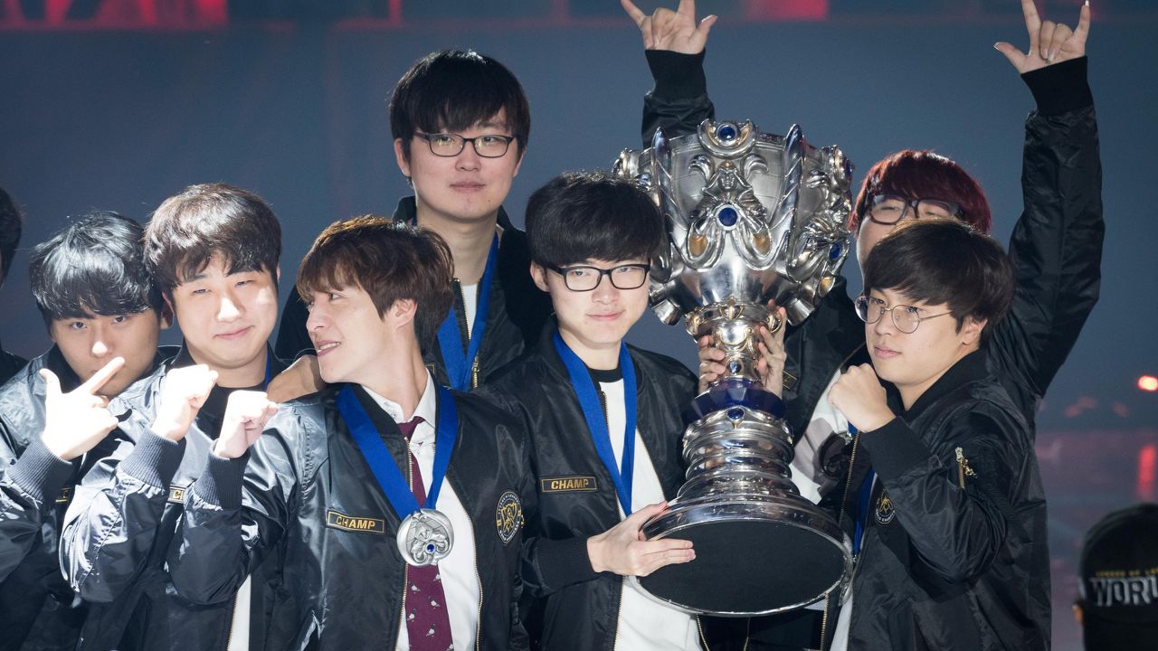 Faker med Summoner's Cup ved League Worlds 2016