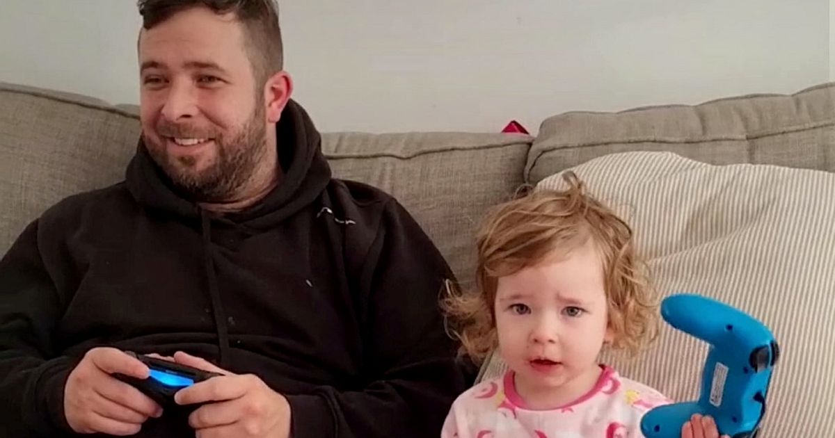 Viral TikTok-video viser et lille barn på 2 år, når far taber Fortnite-spil