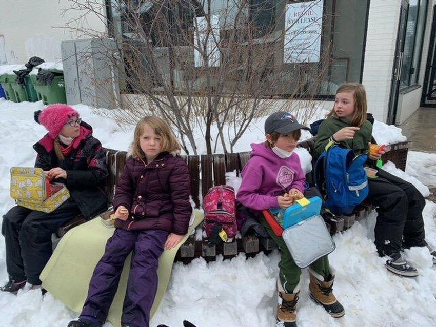 Torontos mor Sara Marlowe, der bekymrer sig om den højere risiko for smitte under frokosttid, hentede sine to børn og deres to kusiner fra skole onsdag til et udendørs måltid.
