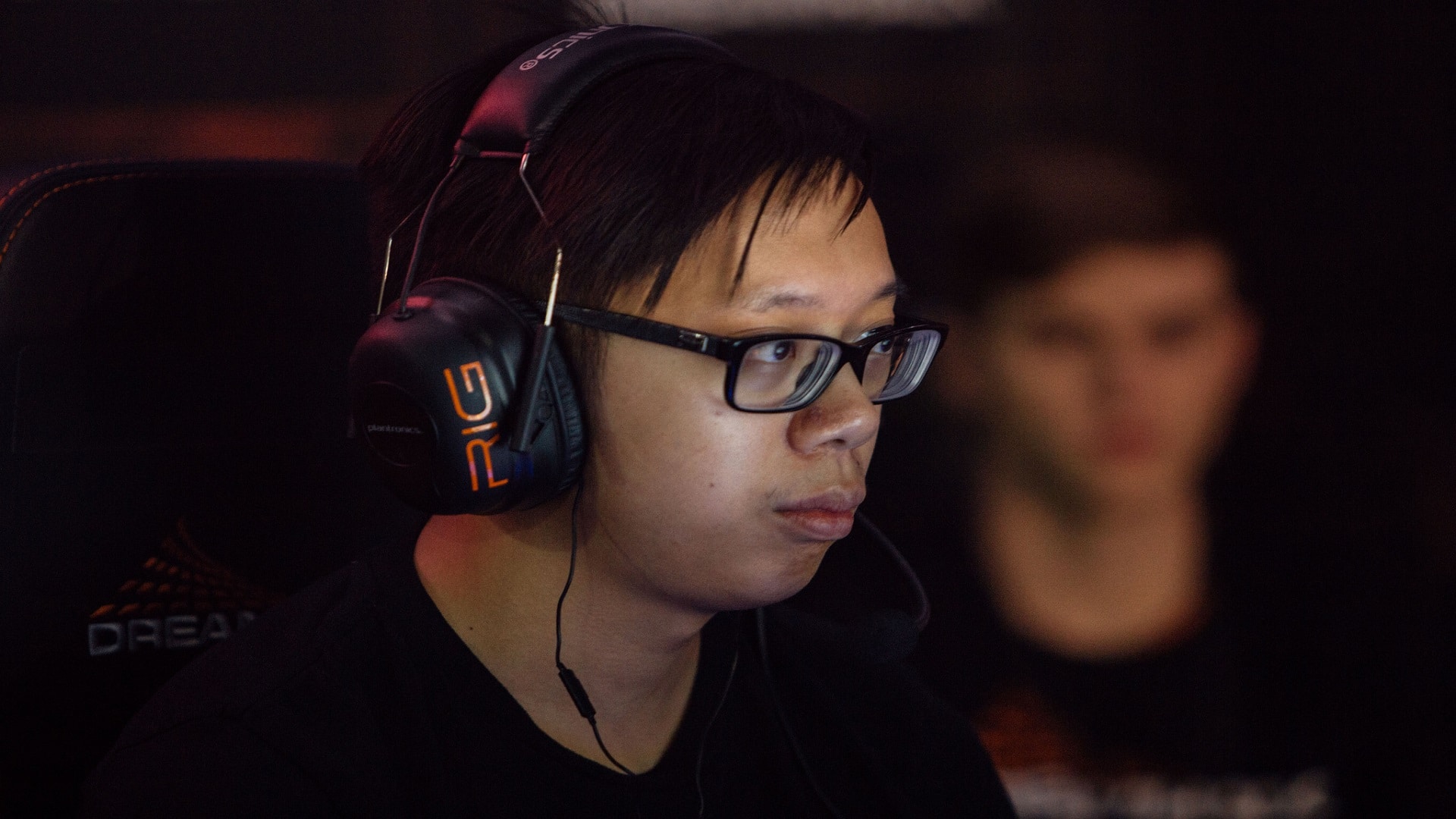 O novo capitão do Dota 2 da TSM, MoonMeander, se concentra durante um jogo ao vivo do Dota 2