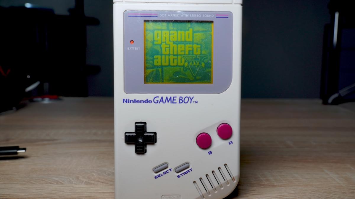Her er Grand Theft Auto 5, der bliver spillet med en Game Boy