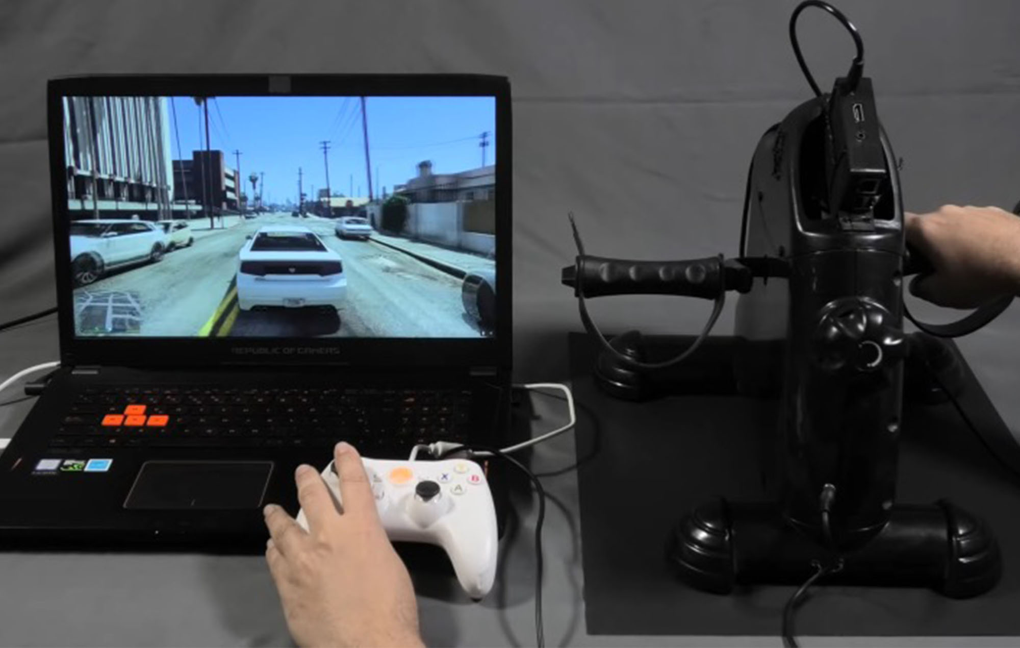 Se denne fyr spille 'Grand Theft Auto 5' med en motionscykel