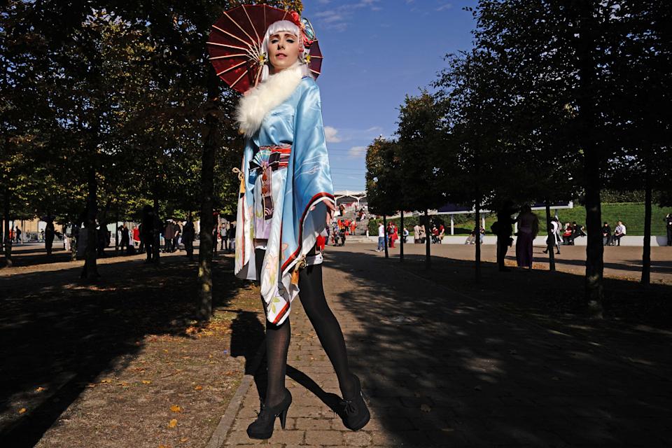 En cosplayer ved navn Lirael klædte sig ud som Genshin Impact-karakteren Kamisato Ayaka under den tredje dag af MCM Comic Con på ExCel London i det østlige London.  Billeddato: søndag den 24. oktober 2021. (Foto: Jonathan Brady/PA Images via Getty Images)