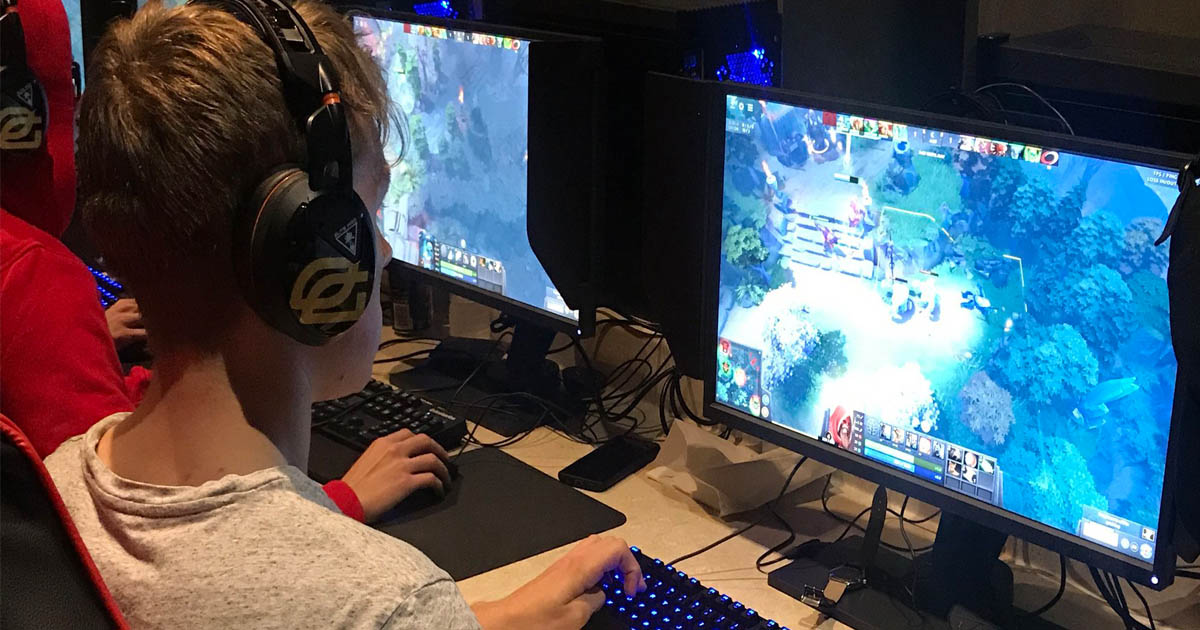 egamer ludwig wahlberg spiller dota 2 på en cafe
