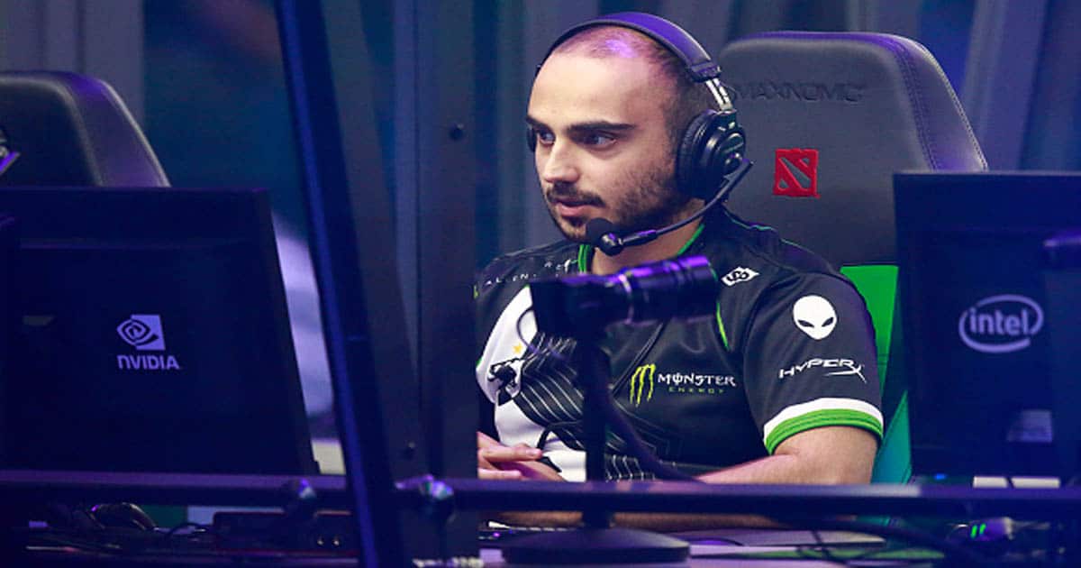rigeste dota 2-spillere Kuro Takhasomi ser på skærmen, mens han spiller i deres kamp mod PSG.LGD