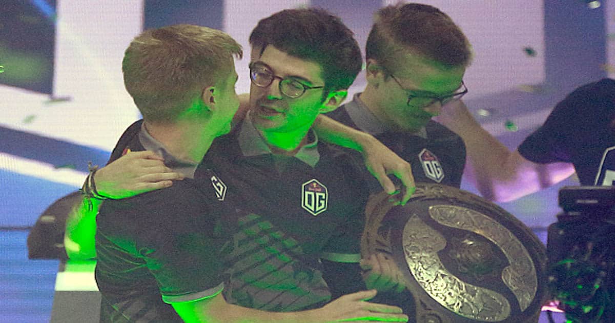 rigeste dota 2-spillere Topias Taavitsainen (R) fra OG har Aegis of Champions-trofæet