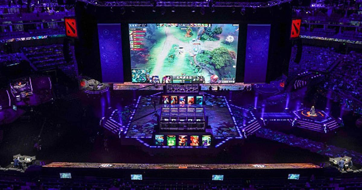 En skærm viser et livebillede af Dota 2 eSports Best of 5-finalekampen