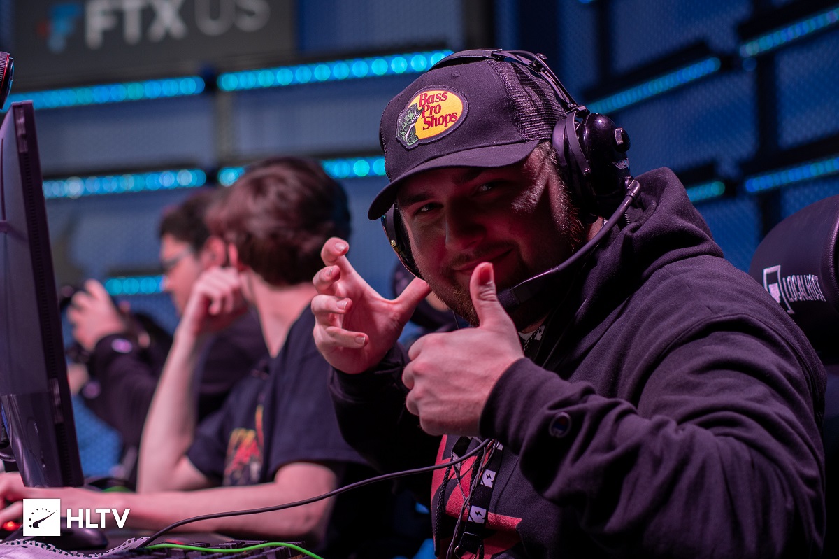 Pro CSGO Team sparker spilleren for at spille fuld under den officielle kamp