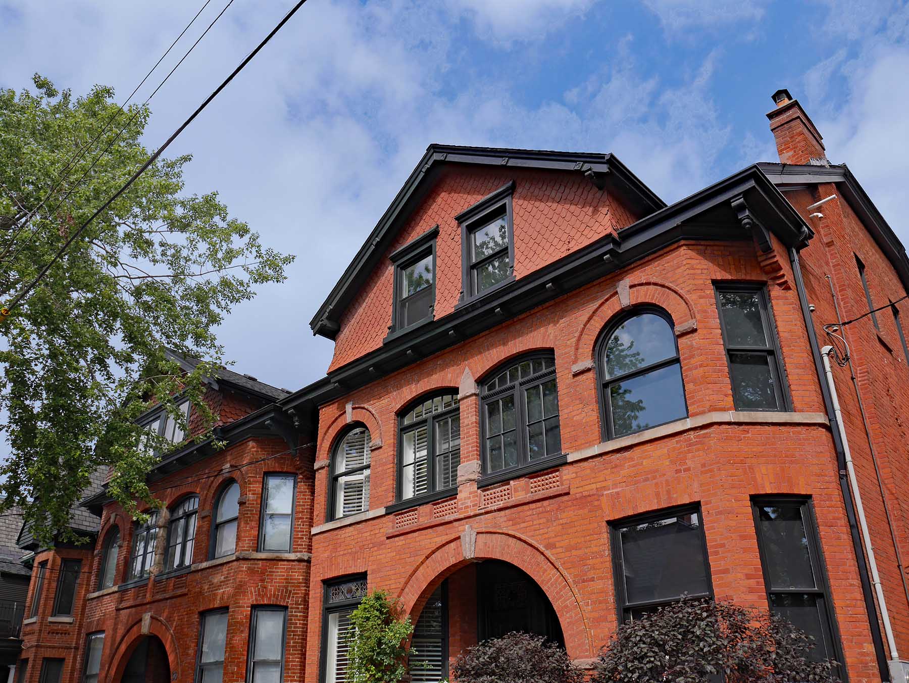 Almost 11,000 sales were recorded over the region’s MLS in March 2022.