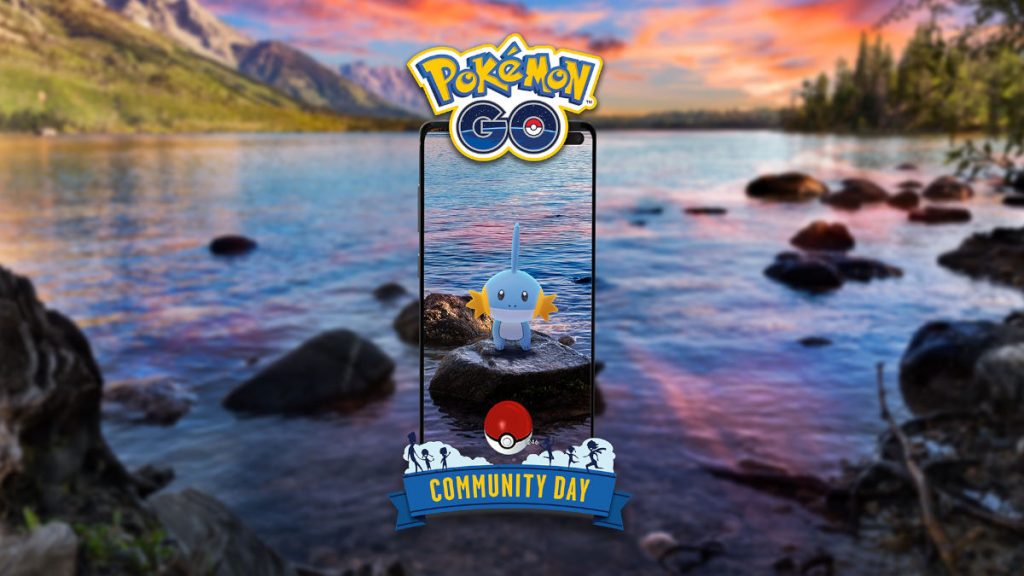 En mudkip står på en sten i en dejlig sø.  Over ham er Pokemon GO-logoet, under ham er Community Day-logoet.