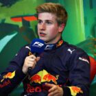 Red Bull suspenderer Formel 2-køreren, efter at han falder et racistisk besvær under en Warzone-stream
