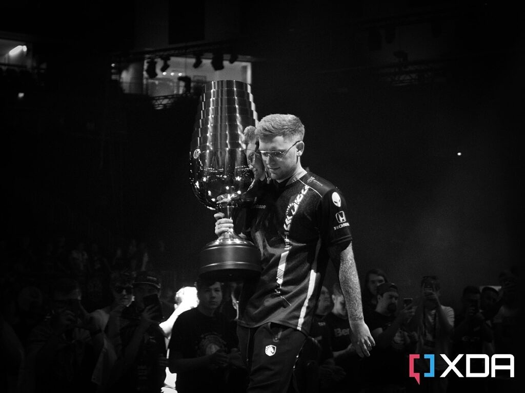 Nicholas "nitr0" Cannella bærer IEM Cologne-trofæet