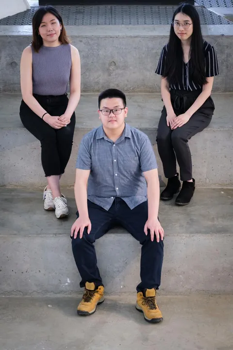 Laura Ye, venstre, Edward Minar Widjaja og Michelle Li, er fotograferet ved University of Toronto Daniels Building - det arkitektoniske fakultet
