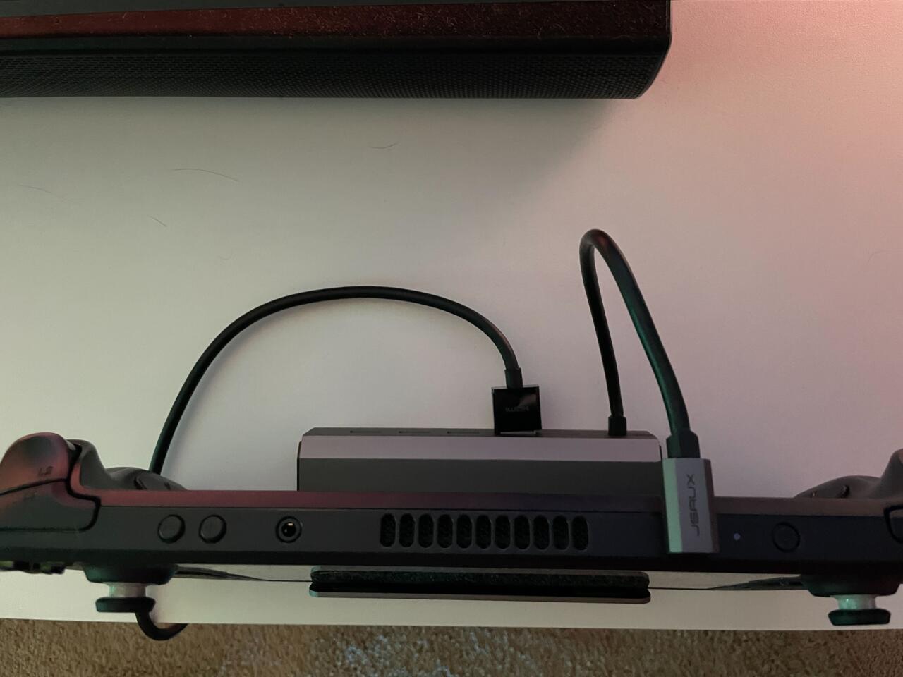 USB-C-kablet på bagsiden er lidt længere, end det behøver at være.