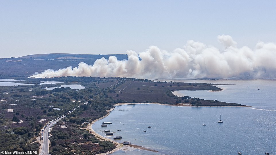 På højden af katastrofen - som begyndte fredag eftermiddag og sandsynligvis blev startet af en engangsgrill, og et lejrbål brød ud nær Knoll Beach - var næsten 100 brandmænd i gang med at tackle ilden