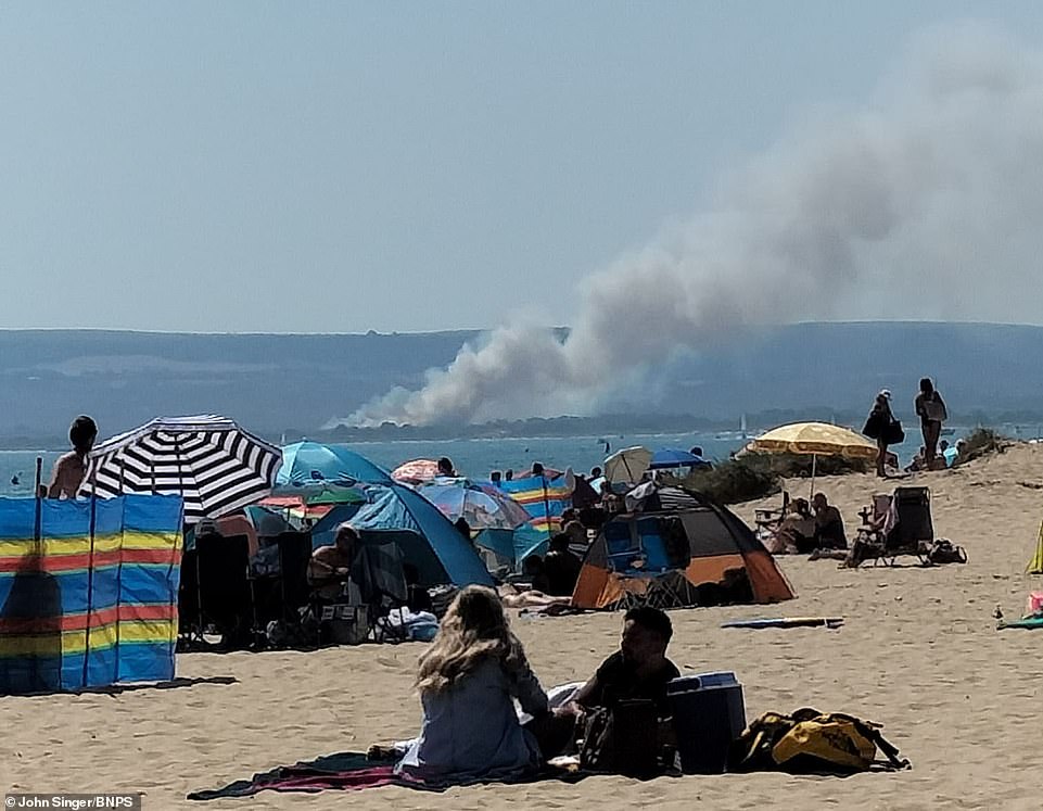 Folk blev advaret om at holde sig væk fra området, da cirka 100 brandmænd tacklede ilden