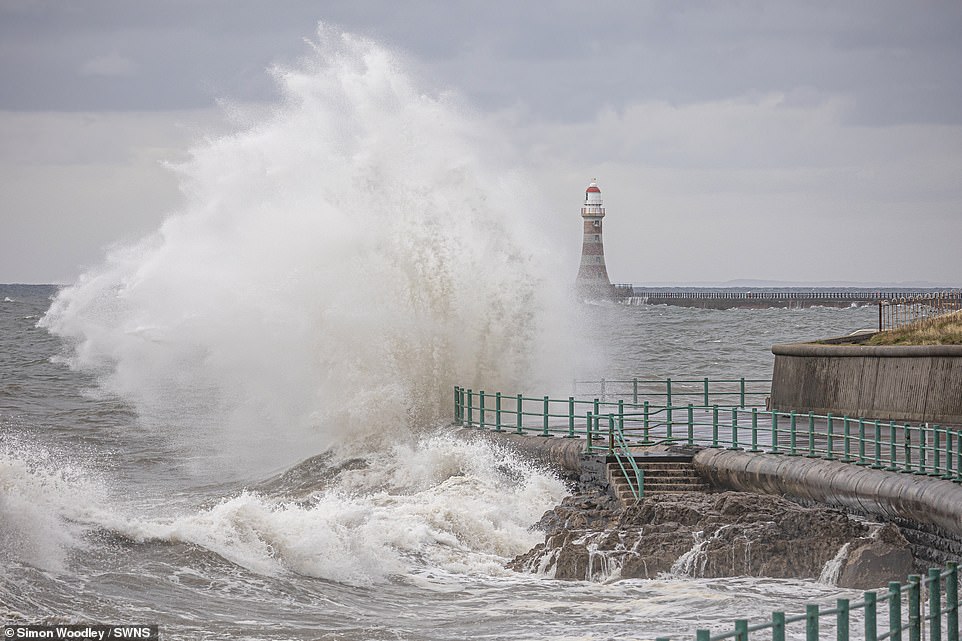 Massive bølger slår ind i strandpromenaden ved Sunderland, mens det ekstreme vejr raser over hele Storbritannien