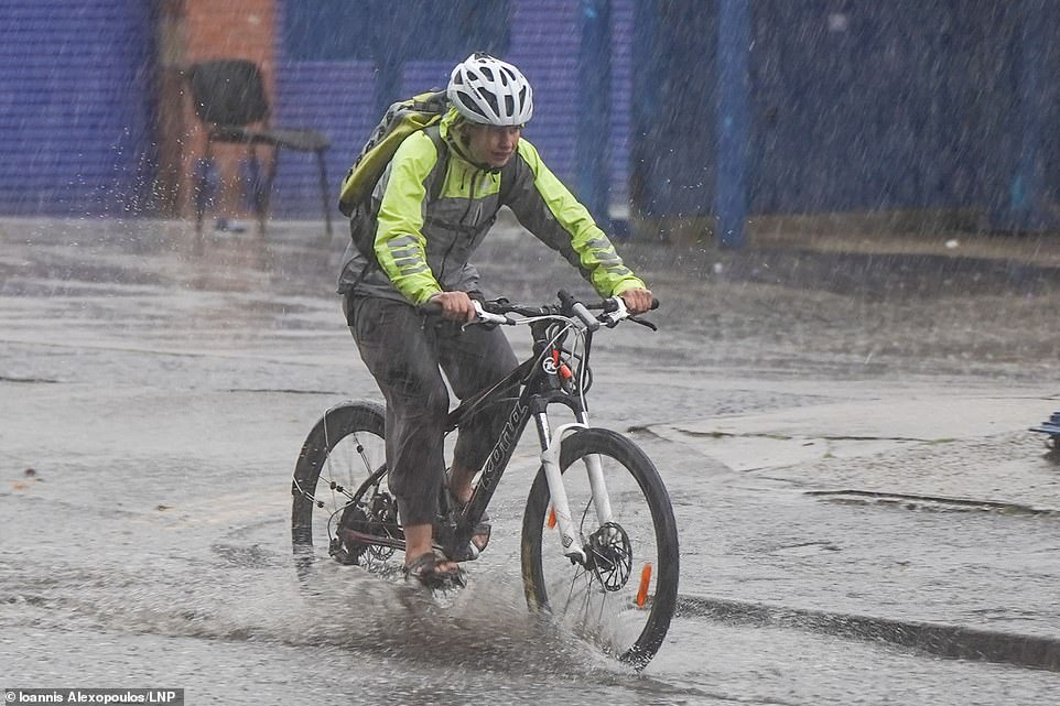 En cyklist er gennemblødt, mens hun trodser den voldsomme regn i Sheffield, mens tordenvejr og lynoversvømmelser rammer Storbritannien