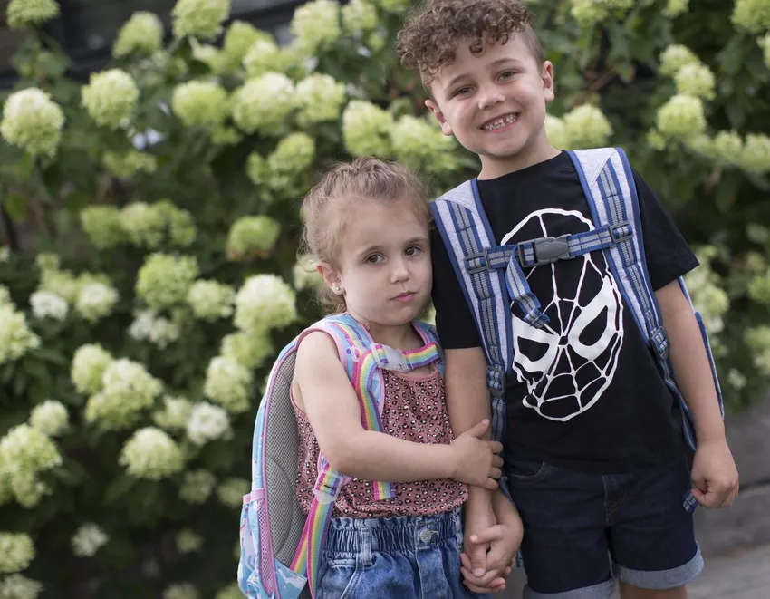 Vienna Rago, 4, og bror Luca, 5, vil gå på St. Norbert Catholic School i North York.  Mor Marie Rago er optimistisk i år bliver en "frisk start" for Wien, der starter i børnehave, og Luca, der går i 1. klasse.
