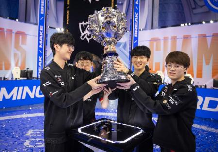 Billede af Edward Gaming-udstyret i Copa del Invocador i Worlds i 2021