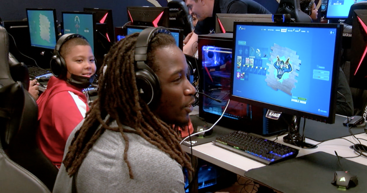 Browns RB Kareem Hunt er vært for en Fortnite-turnering i UA for lokale børn