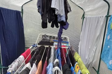 Mor deler den geniale måde, hun tørrer vasketøjet på uden en tørretumbler eller irriterende stativer
