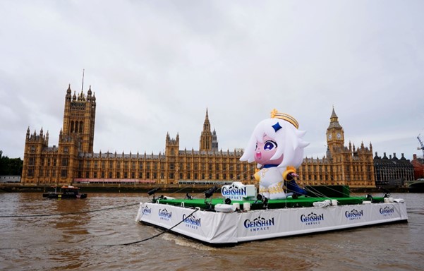 KÆMPE PAIMONS GLOBALE UDELØSE REJSE 6 METER HØJ FLYDENDE OPPÆSTBARE ENGEL NED THE THAMES