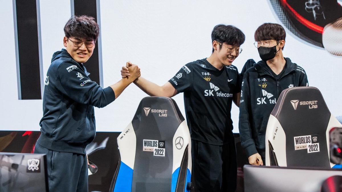 T1 ødelægger RNG 3-0 på vej til League of Legends Worlds 2022 semifinaler