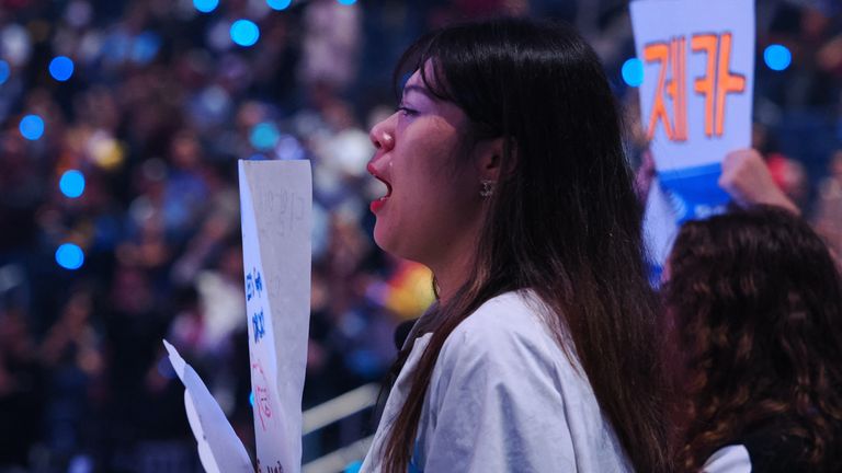 5. november 2022; San Francisco, Californien, USA; En DRX-fan med synlige tårer efter DRX vandt League of Legends World Championships mod T1 i Chase Center. Obligatorisk kreditering: Kelley L Cox-USA TODAY Sports