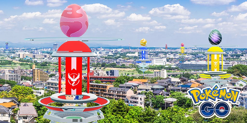 Flere Pokemon Go-raids i en travl by med Pokemon Go-logoet nederst til højre