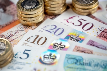 Næsten 12 millioner briter får op til £600 i leveomkostninger fra i dag