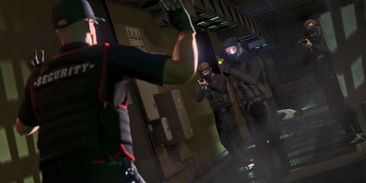 Tre karakterer i GTA 5 holder en mand med en vest, der siger 