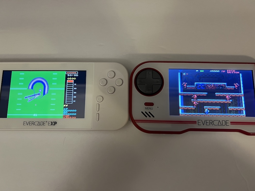 Evercade EXP ved siden af ​​original Evercade