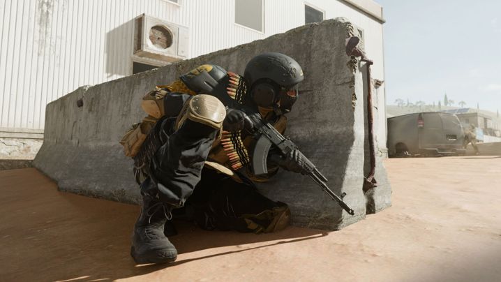 Spiller, der sidder på huk bag dækning i Warzone 2.0.