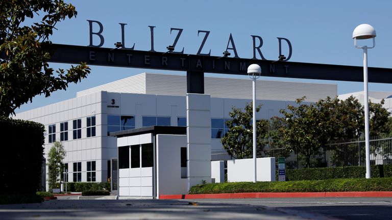 Indgangen til Activision Blizzard Inc. campus vises i Irvine, Californien, USA, 6. august 2019. REUTERS/Mike Blake