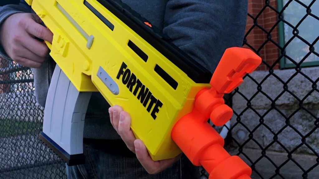 En person, der holder en Fortnite NERF-pistol