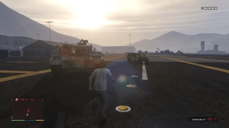 Trevor skynder sig mod militær tank