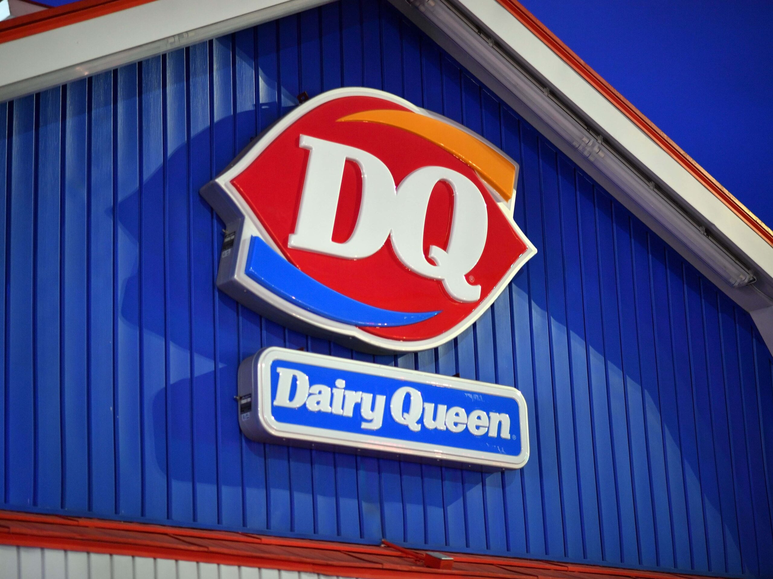 En mand finder en forsvundet kæmpe rød ske fra Dairy Queen, mens han spiller Pokemon Go, hvilket rejser spørgsmålet, hvem fanden der stadig spiller Pokemon Go