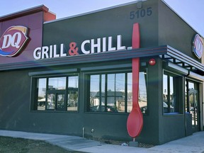 Dette udaterede billede leveret af Raman og Puja Kalra viser deres Dairy Queen-franchiserestaurant i Phoenix med 15 fod høj rød ske.
