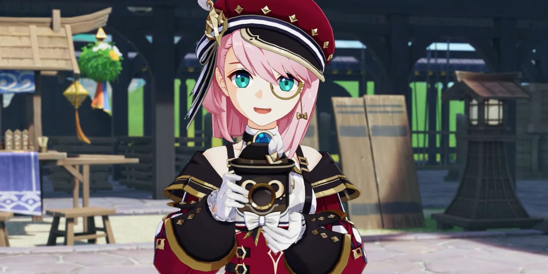 Genshin Impacts Charlotte holder en Kamera-gadget i hænderne, mens hun smiler i seerens retning.  Hun er i Inazuma, set ud fra stilen med dekorationerne i baggrunden.