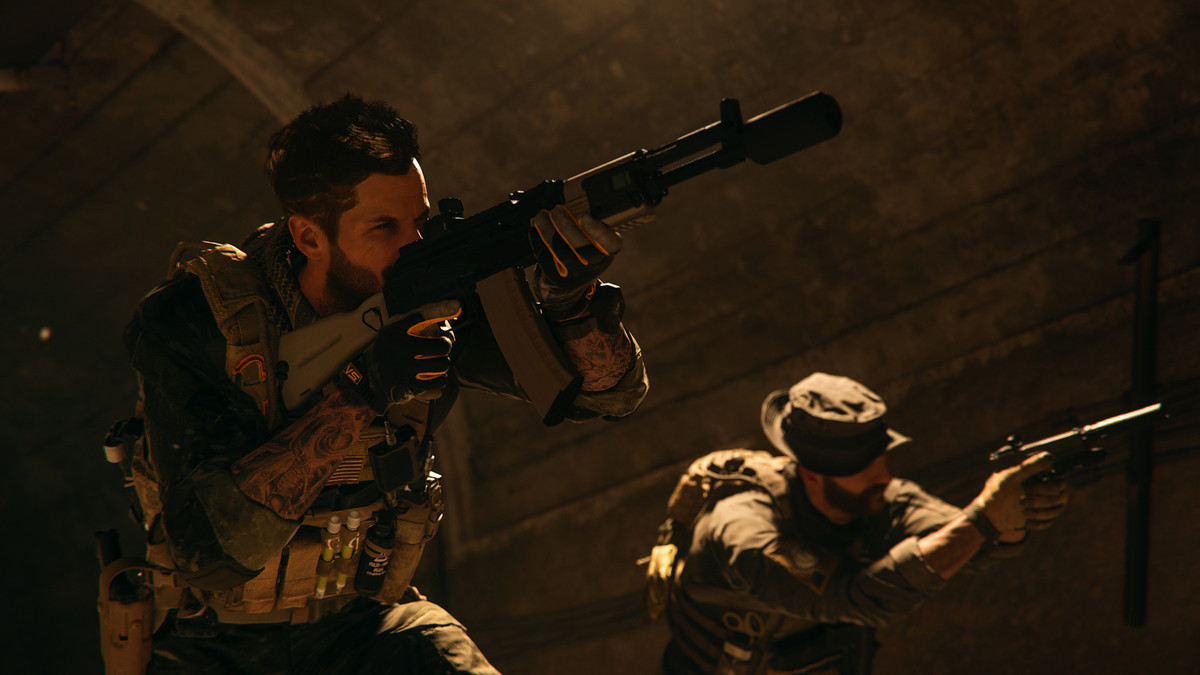 To operatører sigter ned på deres scope i Call of Duty Modern Warfare 2.