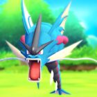 Pokémon GO-afspiller fange skinnende Pokémon med retro-telefon. Creo Gaming