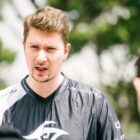 Nyt år, samme gamle: Team Secret byder 2 velkendte ansigter velkommen til Dota 2-rosteret Team Secret captain Puppey talks strategy with his team outside of the Singapore arena ahead of The International 2022 finals.