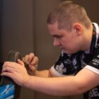 TI 2023 mestre holdet Team Spirit prøvede at skrive stjerne OG Dota 2 spiller i stedet for Larl Yatoro signing his chair at Dota 2's TI 2023.