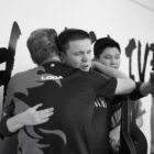 Alliance mister Dota 2 roster efter mislykkede kontraktforhandlinger, spillerprøver Loda hugging an Alliance Dota 2 player.